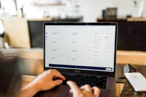 Jak zabezpieczyć się przed oszustwem księgowym w firmie